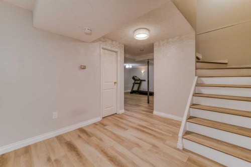 8286 Edgebrook Drive Nw, Calgary, AB - Indoor Photo Showing Other Room