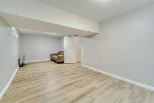 8286 Edgebrook Drive Nw, Calgary, AB - Indoor Photo Showing Other Room