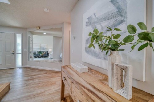 8286 Edgebrook Drive Nw, Calgary, AB - Indoor Photo Showing Other Room