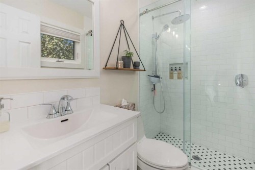 14519 Parkside Drive Se, Calgary, AB - Indoor Photo Showing Bathroom