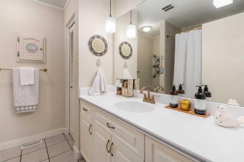 14519 Parkside Drive Se, Calgary, AB - Indoor Photo Showing Bathroom