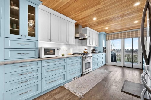 832-860 Midridge Drive Se, Calgary, AB - Indoor Photo Showing Kitchen