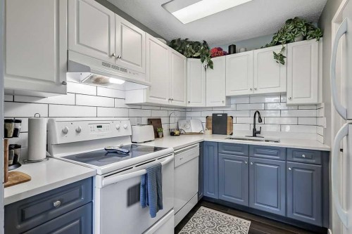 818-13104 Elbow Drive Sw, Calgary, AB - Indoor Photo Showing Kitchen