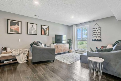 818-13104 Elbow Drive Sw, Calgary, AB - Indoor Photo Showing Living Room