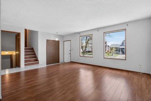 123 Rundleridge Way Ne, Calgary, AB - Indoor Photo Showing Living Room