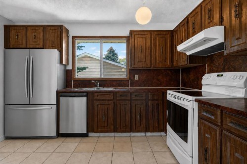 123 Rundleridge Way Ne, Calgary, AB - Indoor Photo Showing Kitchen With Double Sink