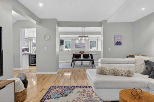 12 Wood Crescent Sw, Calgary, AB - Indoor Photo Showing Living Room