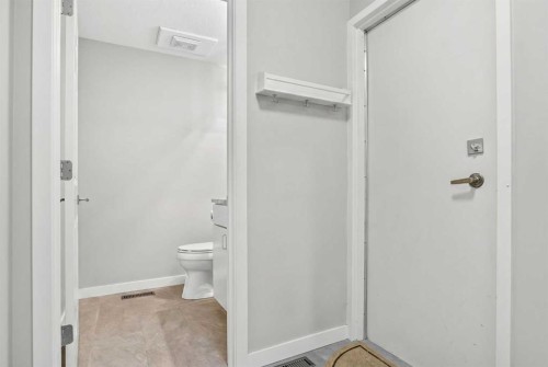 12 Wood Crescent Sw, Calgary, AB - Indoor Photo Showing Bathroom