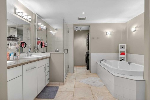 12 Wood Crescent Sw, Calgary, AB - Indoor Photo Showing Bathroom