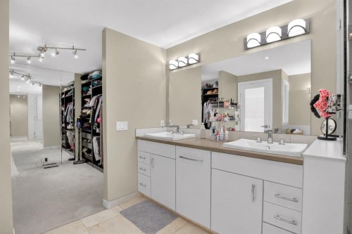 12 Wood Crescent Sw, Calgary, AB - Indoor Photo Showing Bathroom
