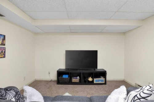 12 Wood Crescent Sw, Calgary, AB - Indoor Photo Showing Bedroom