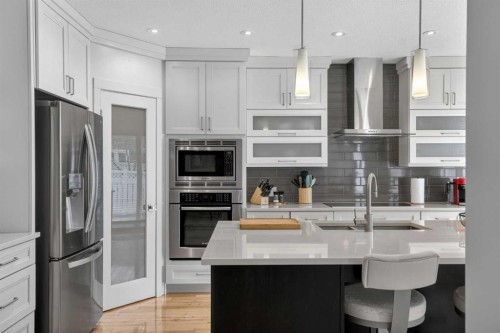 12 Wood Crescent Sw, Calgary, AB - Indoor Photo Showing Kitchen With Upgraded Kitchen