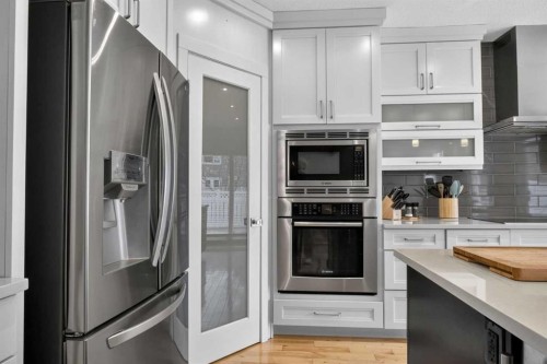 12 Wood Crescent Sw, Calgary, AB - Indoor Photo Showing Kitchen