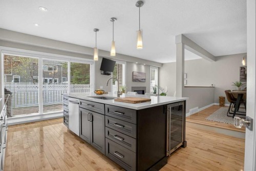 12 Wood Crescent Sw, Calgary, AB - Indoor Photo Showing Kitchen