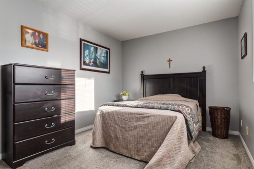 102 Cimarron Trail, Okotoks, AB - Indoor Photo Showing Bedroom