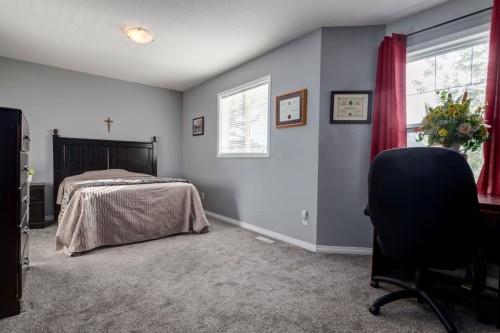 102 Cimarron Trail, Okotoks, AB - Indoor Photo Showing Bedroom