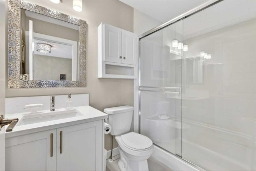 814 Cranbrook Walk Se, Calgary, AB - Indoor Photo Showing Bathroom