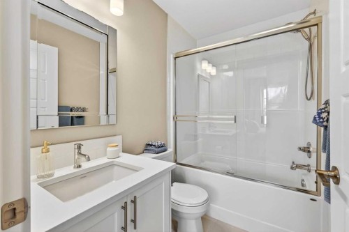 814 Cranbrook Walk Se, Calgary, AB - Indoor Photo Showing Bathroom