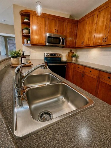 4107-24 Hemlock Crescent Sw, Calgary, AB - Indoor Photo Showing Kitchen With Double Sink