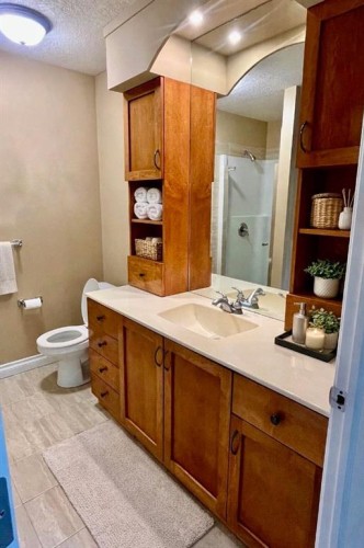 4107-24 Hemlock Crescent Sw, Calgary, AB - Indoor Photo Showing Bathroom