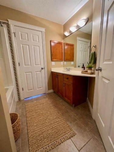 4107-24 Hemlock Crescent Sw, Calgary, AB - Indoor Photo Showing Bathroom