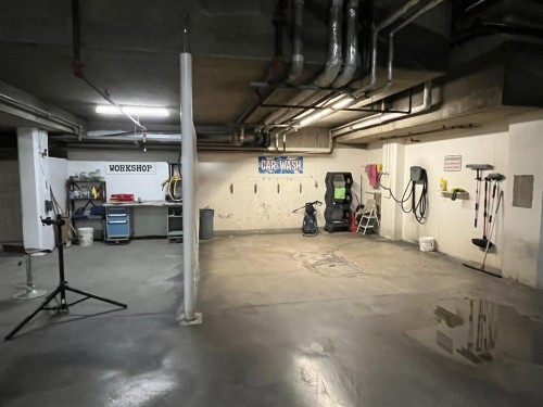 4107-24 Hemlock Crescent Sw, Calgary, AB - Indoor Photo Showing Garage