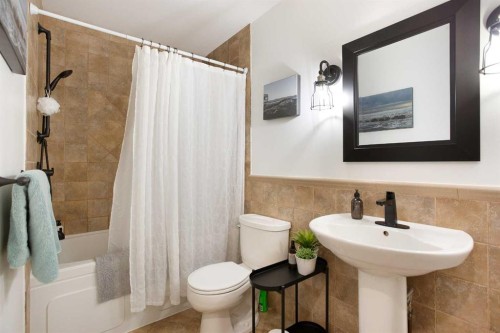 15 Bearberry Crescent Nw, Calgary, AB - Indoor Photo Showing Bathroom