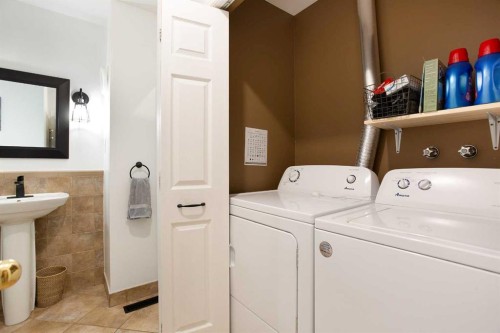 15 Bearberry Crescent Nw, Calgary, AB - Indoor Photo Showing Laundry Room