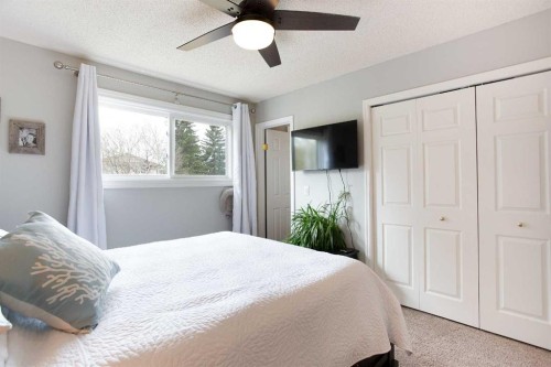 15 Bearberry Crescent Nw, Calgary, AB - Indoor Photo Showing Bedroom