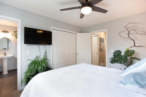 15 Bearberry Crescent Nw, Calgary, AB - Indoor Photo Showing Bedroom