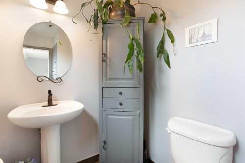 15 Bearberry Crescent Nw, Calgary, AB - Indoor Photo Showing Bathroom