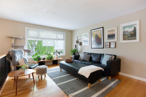 15 Bearberry Crescent Nw, Calgary, AB - Indoor Photo Showing Living Room