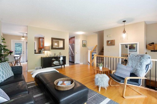15 Bearberry Crescent Nw, Calgary, AB - Indoor Photo Showing Living Room