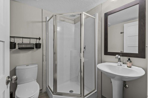 2-817 4Th Street, Canmore, AB - Indoor Photo Showing Bathroom
