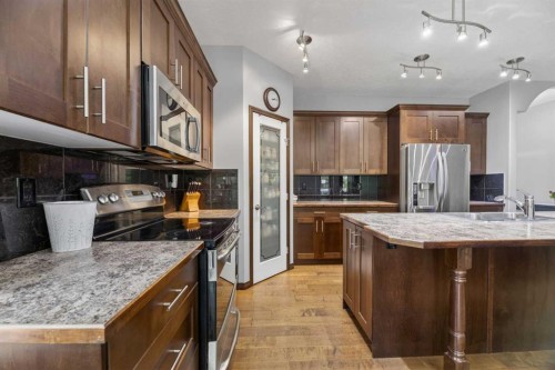 107 Westridge Place, Didsbury, AB - Indoor Photo Showing Kitchen With Upgraded Kitchen