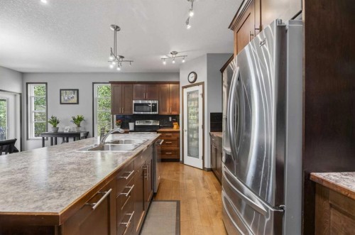 107 Westridge Place, Didsbury, AB - Indoor Photo Showing Kitchen With Double Sink With Upgraded Kitchen