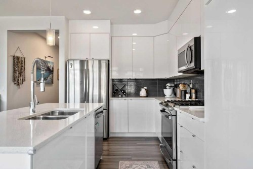 29 Sundown Close, Cochrane, AB - Indoor Photo Showing Kitchen With Double Sink With Upgraded Kitchen