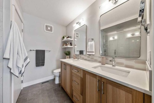 29 Sundown Close, Cochrane, AB - Indoor Photo Showing Bathroom