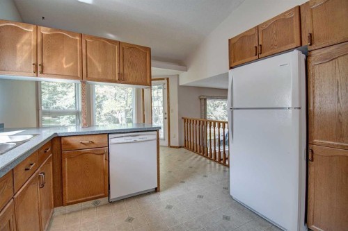 345 Sandringham Court Nw, Calgary, AB - Indoor Photo Showing Kitchen