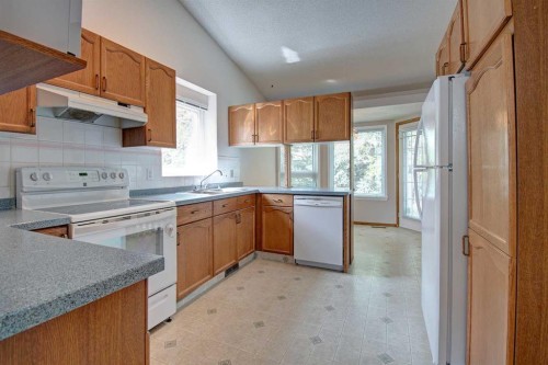 345 Sandringham Court Nw, Calgary, AB - Indoor Photo Showing Kitchen