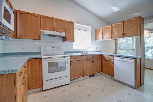 345 Sandringham Court Nw, Calgary, AB - Indoor Photo Showing Kitchen