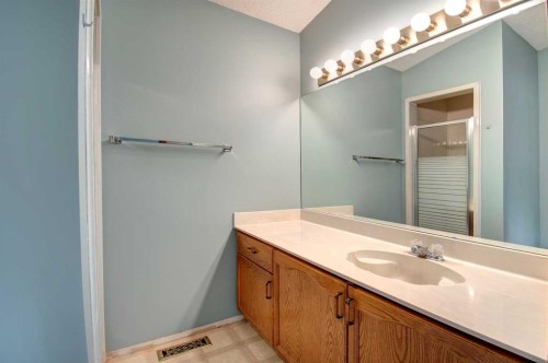 345 Sandringham Court Nw, Calgary, AB - Indoor Photo Showing Bathroom