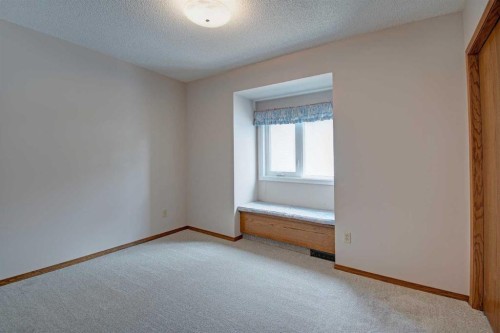 345 Sandringham Court Nw, Calgary, AB - Indoor Photo Showing Other Room