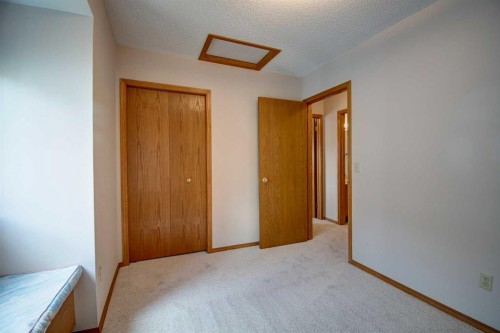 345 Sandringham Court Nw, Calgary, AB - Indoor Photo Showing Other Room