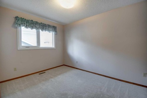 345 Sandringham Court Nw, Calgary, AB - Indoor Photo Showing Other Room