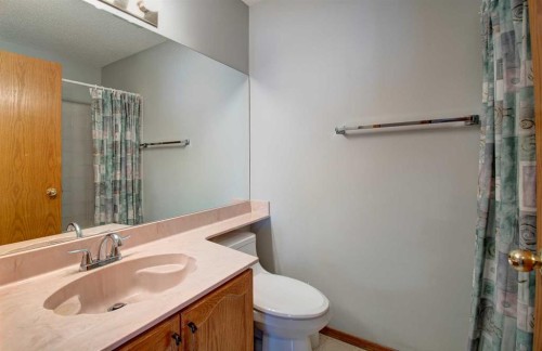 345 Sandringham Court Nw, Calgary, AB - Indoor Photo Showing Bathroom
