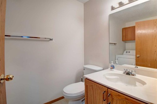 345 Sandringham Court Nw, Calgary, AB - Indoor Photo Showing Bathroom