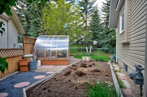 345 Sandringham Court Nw, Calgary, AB - Outdoor With Exterior