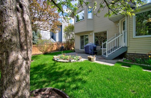 345 Sandringham Court Nw, Calgary, AB - Outdoor