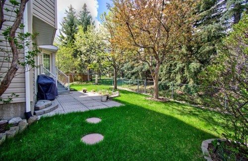 345 Sandringham Court Nw, Calgary, AB - Outdoor